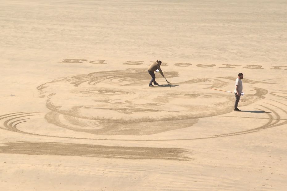 , À Royan, l&rsquo;artiste Jben dessine sur le sable pour la promotion du dernier album d&rsquo;Ed Sheeran