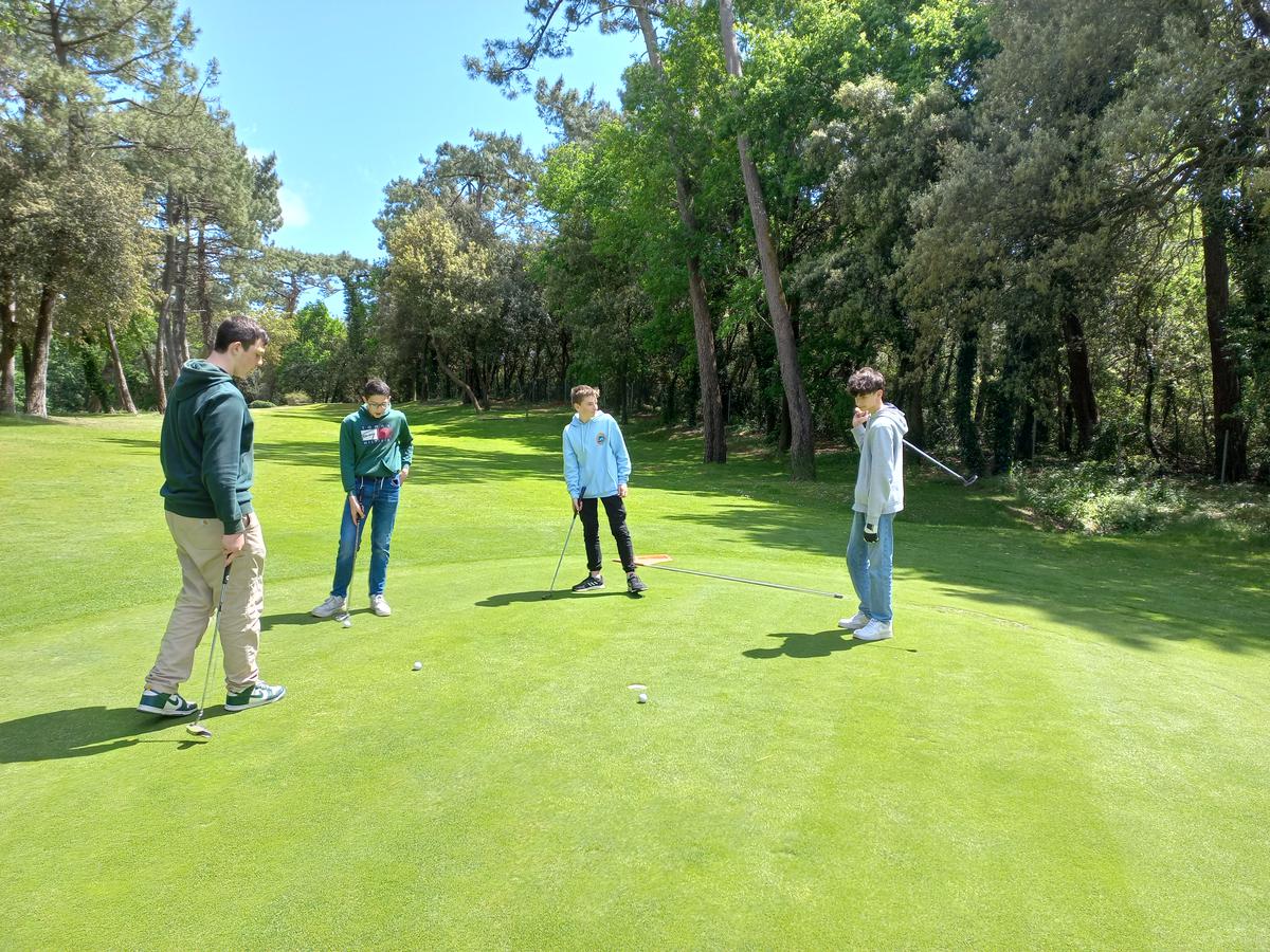 Les collégiens pratiquent désormais sur le parcours compact du golf de Royan.