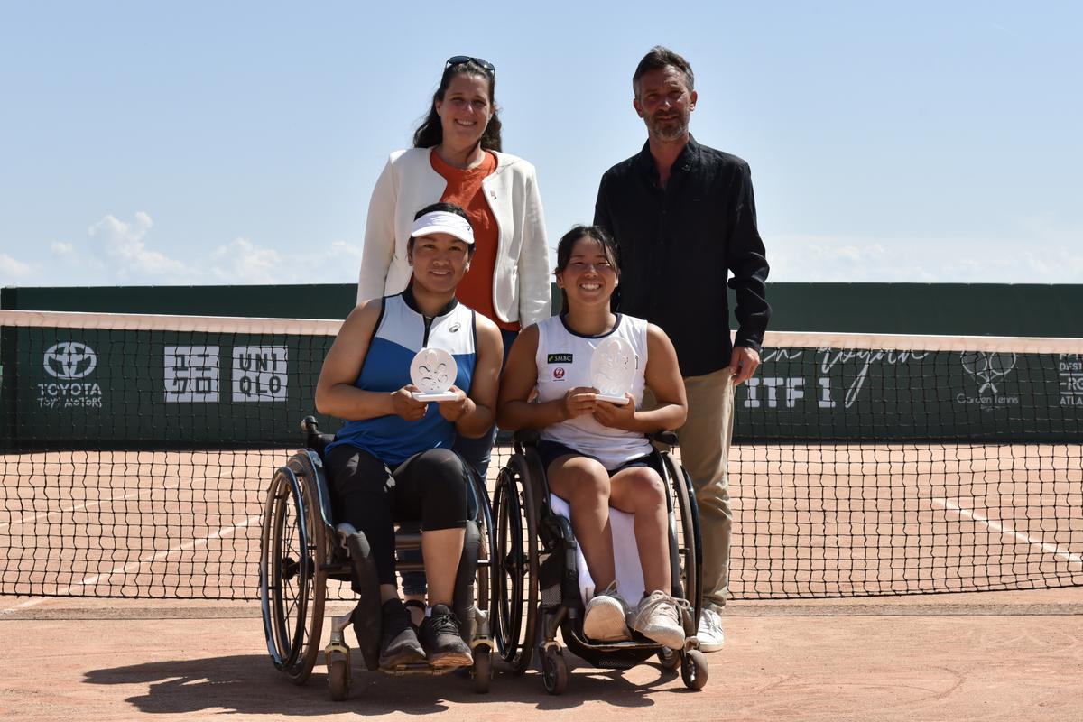 Florence Alix-Gravellier, ancienne joueuse de tennis fauteuil, passée par Royan, et Yann Maître, le directeur du tournoi Open Royan de tennis fauteuil et gérant du Garden Tennis de Royan, avec les deux finalistes du tableau féminin, la Japonaise Yui Kamiji (vainqueur) et la Chinoise Zhenzhen Zhu.