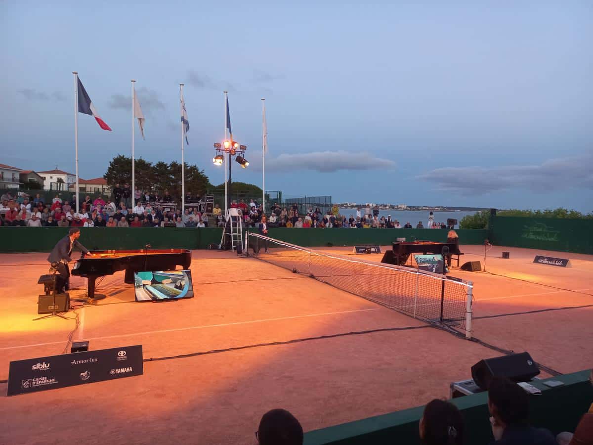, Un Violon sur le sable à Royan : duel de pianos sur le court central du Garden Tennis