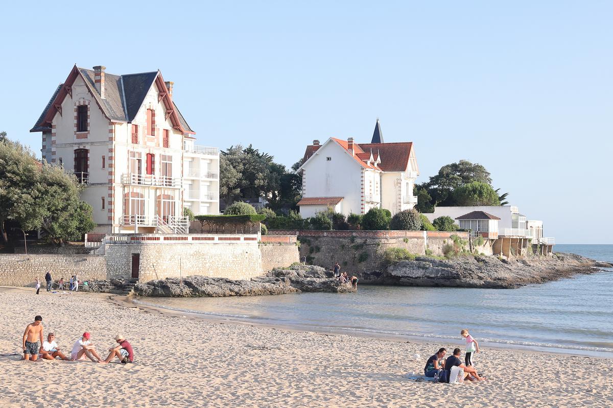 La plage du Bureau, à Saint-Palais-sur-Mer. Lors de son deuxième été, en 1887, Zola avait imaginé fuir les sollicitations dues à sa notoriété en louant l’une des villas discrètes qui avaient poussé autour du bureau des Douanes