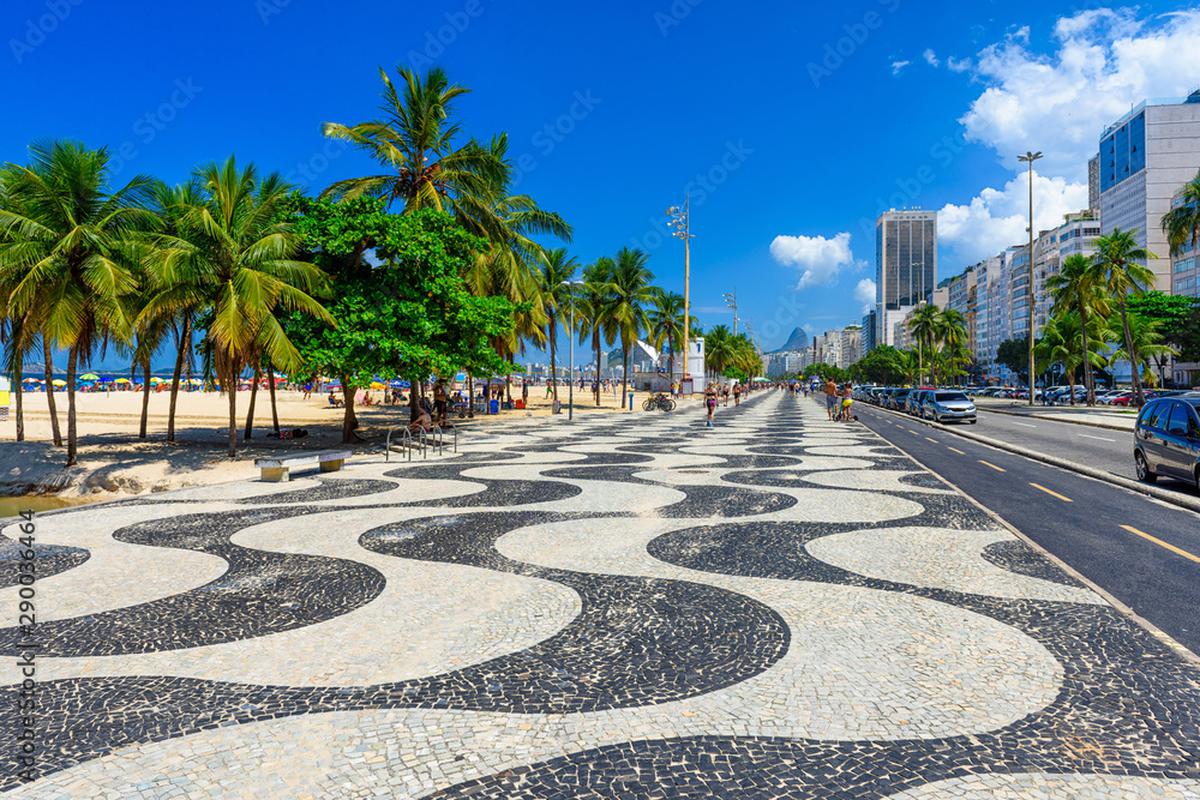 La promenade longeant la plage carioca de Copacabana. Les « vagues » de Roberto Burle Marx inspireront le pavage de la promenade de la partie haute du Front de mer.