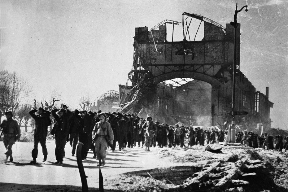 Des années 30, aux champs de ruines de 1945, Royan a vu son destin basculé en quelques mois, presque en quelques heures