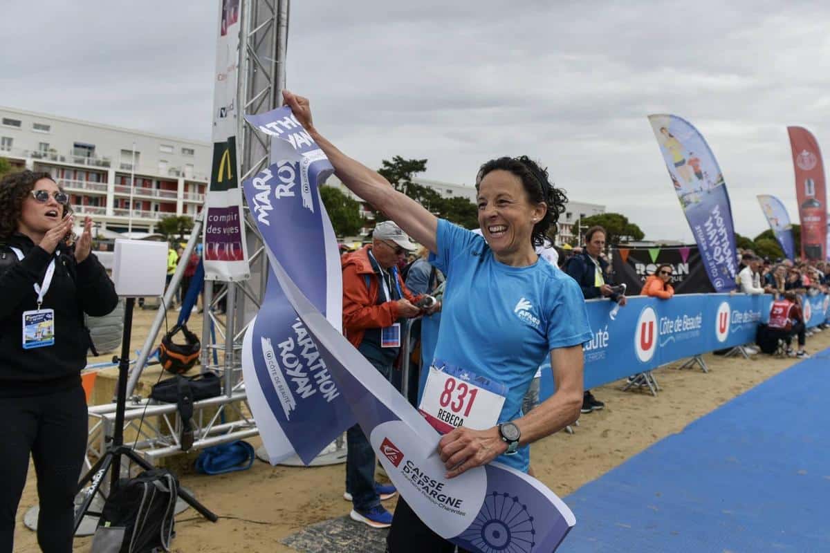 Marathon de Royan : Freddy Guimard et Rebeca Ruiz Diez dans un fauteuil